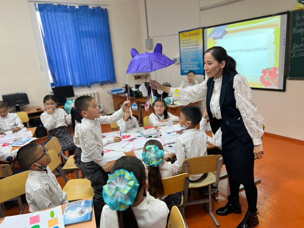 "Негізгі және туынды етістік"тақырыбында ашық сабақ өткізді.
